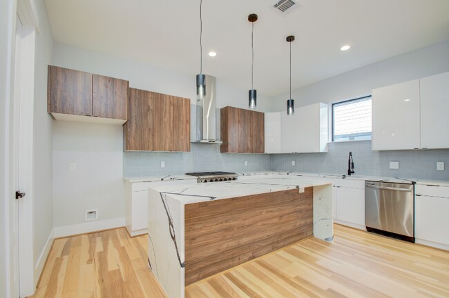 Building Photo - 7016 Staffordshire Blvd