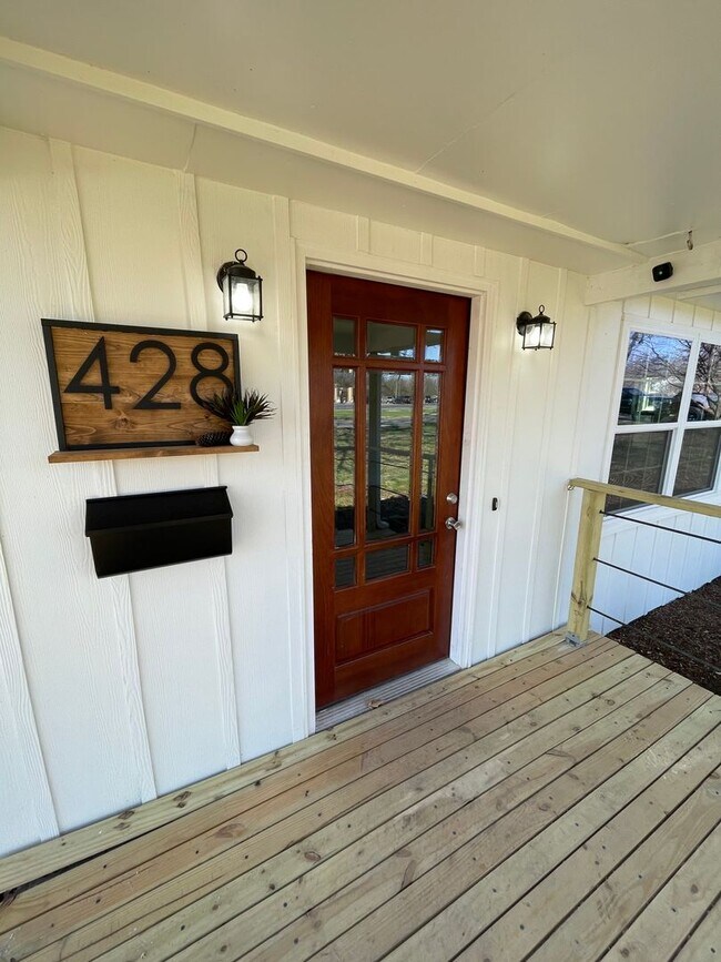 Building Photo - GORGEOUS 4 BEDROOM HOME