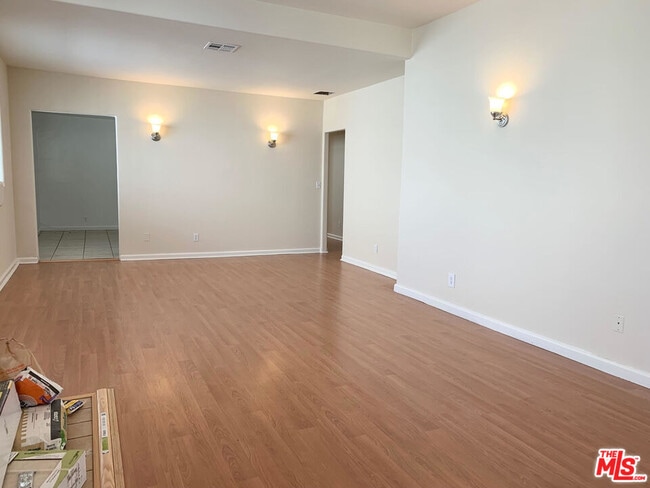 Building Photo - 532 N Poinsettia Pl