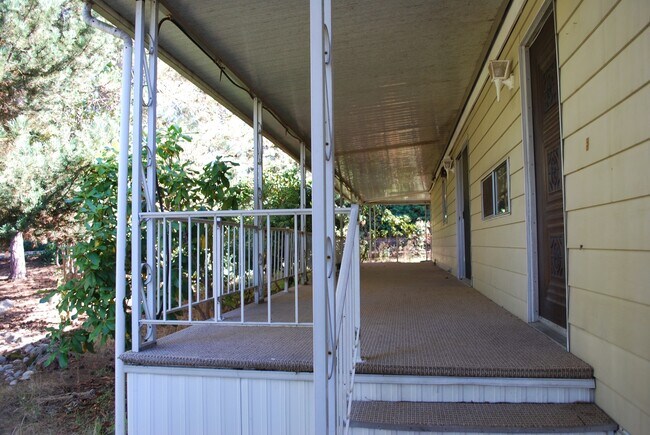 Building Photo - Holly Hills