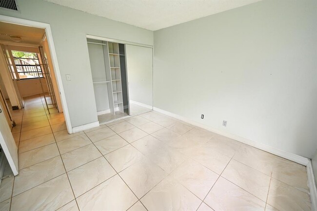 Building Photo - 4088 Lakeside Dr