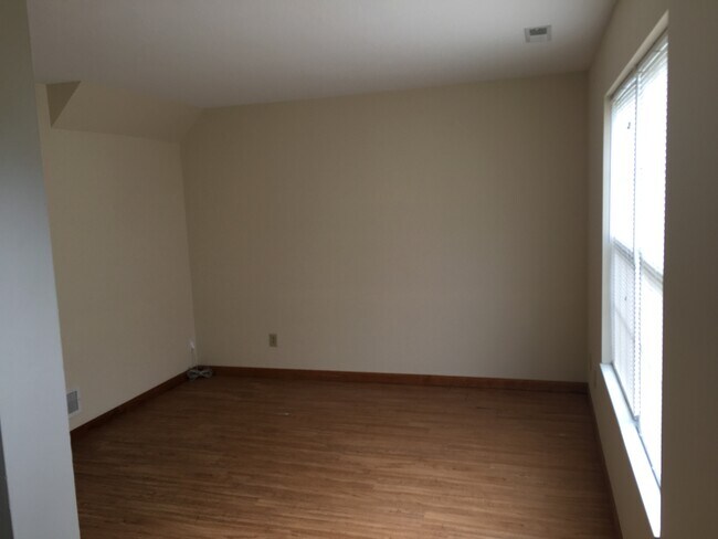 Living space - 995 Bishop Ave
