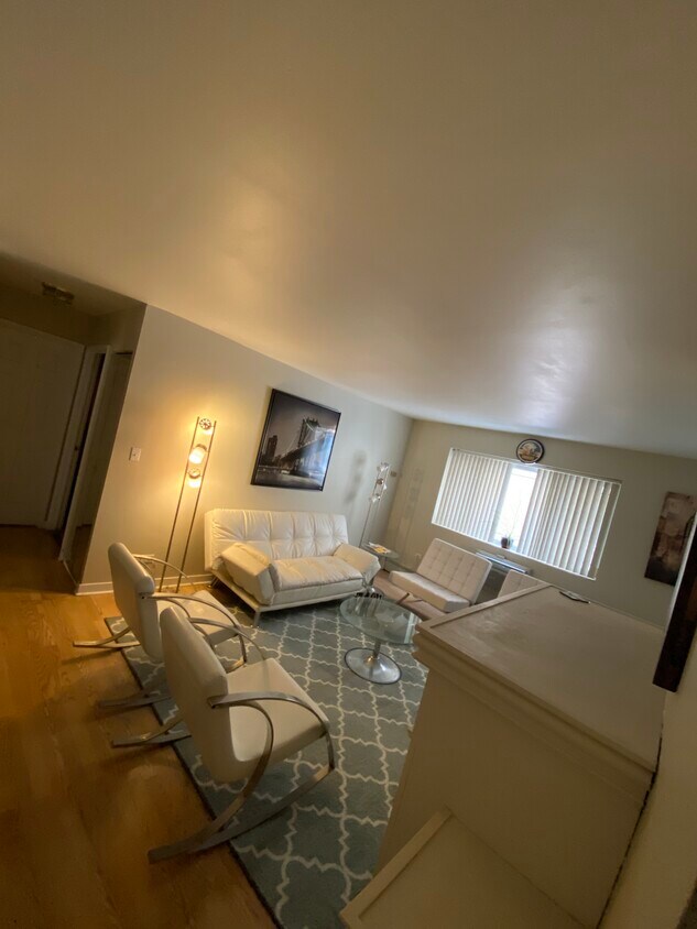 Living Room - 5400 N Sheridan Rd