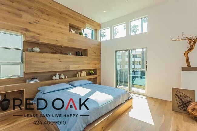 Foto del edificio - Absolutely STUNNING Three Story Three Bedr...