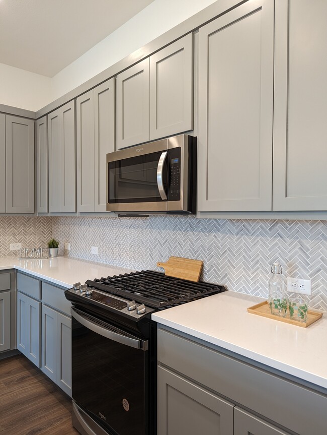 Gas range; Backsplash - 2257 Adena Springs Dr