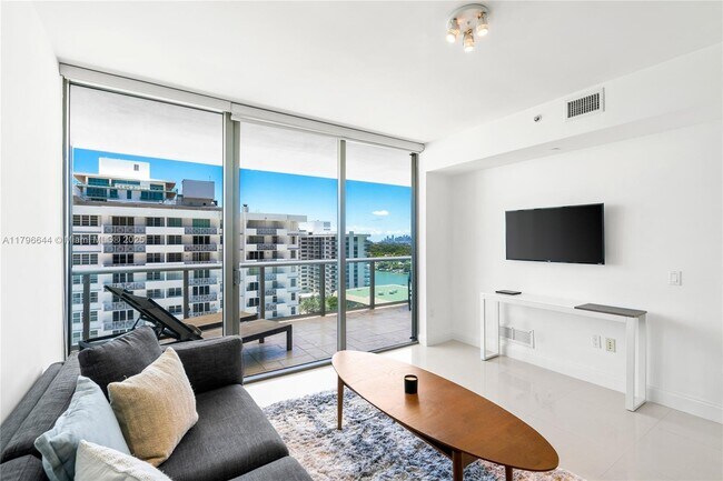 Foto del edificio - 5875 Collins Ave