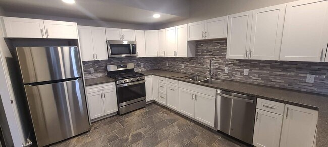 Building Photo - Brand NEW!!!  Great 3 bedroom 2.5 Bath duplex