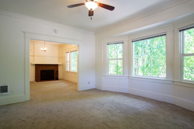 Foto del edificio - Lease this Beautiful Sullivan's Gulch Vintage 2-Bed w/Sunroom!