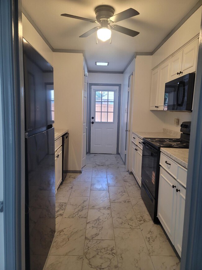 Foto del edificio - 7945 Habersham Ln