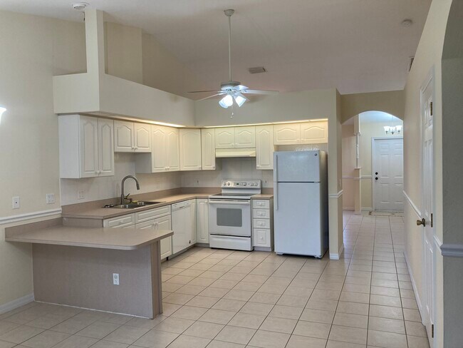 Cocina con techo abovedado alto - 3224 SW 7th Pl