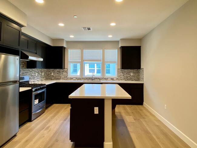 Building Photo - Gorgeous 2 Bedroom 2.5 Bath Sandalwood Tow...