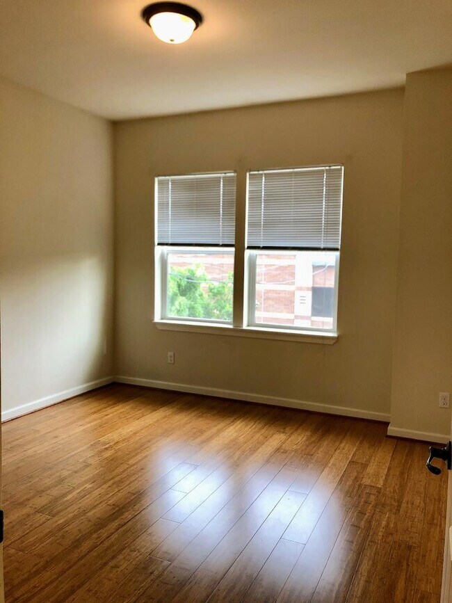 Foto del edificio - 7033 N Charleston Ave