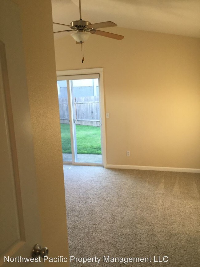 Foto del edificio - 3535-3537 Fisher Ct NE