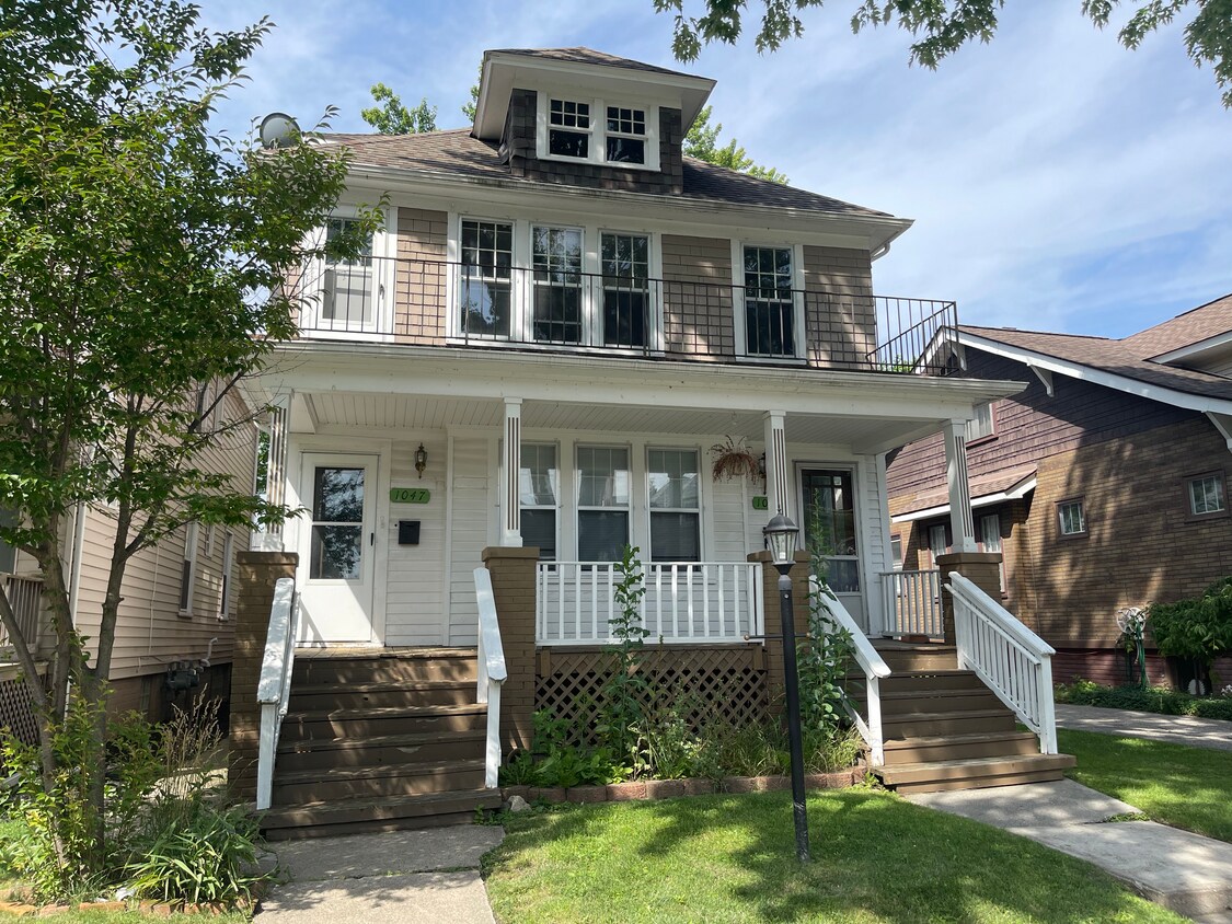 1047 Wayburn St Unit Upper, Grosse Pointe, MI 48230 Apartments in