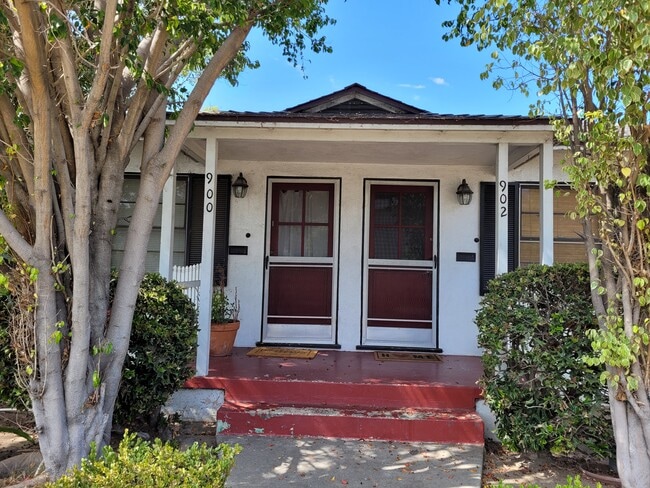 duplex entrance - 902 Patterson Ave