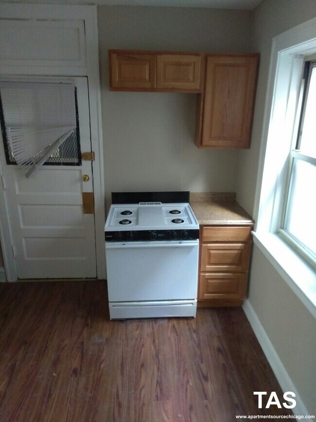 Building Photo - 6647 N Greenview Ave