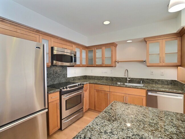 Building Photo - Large 1 Bedroom Bright Loft in Downtown Sa...