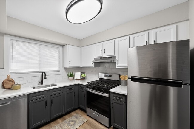 Bienvenidos a Lake Shore Park Apartments, donde el diseño moderno se une a la funcionalidad en nuestras cocinas elegantemente equipadas. Disfrute de electrodomésticos modernos, amplio espacio de almacenamiento y un ambiente acogedor. ¡Programe una visita hoy mismo para conocer su nuevo hogar! - Lake Shore Park Apartments