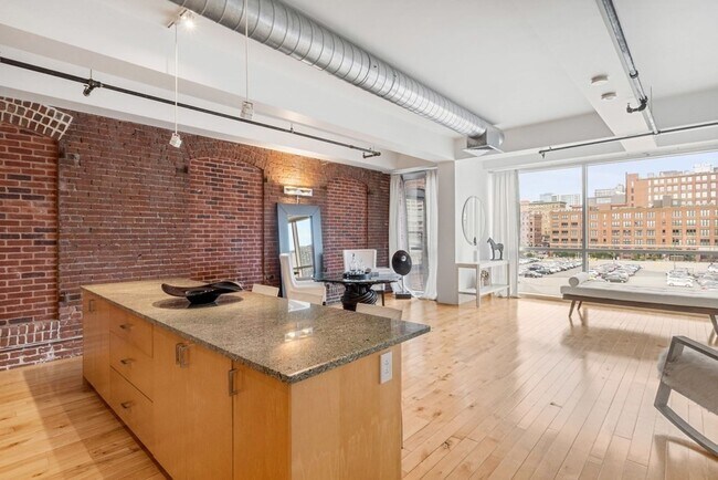 Building Photo - 21 Wormwood St