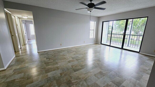 Foto del edificio - 1002 Green Pine Blvd