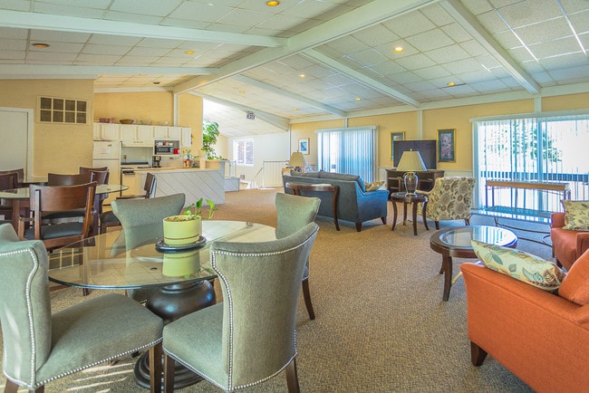 Clubhouse - Chestnut Lake