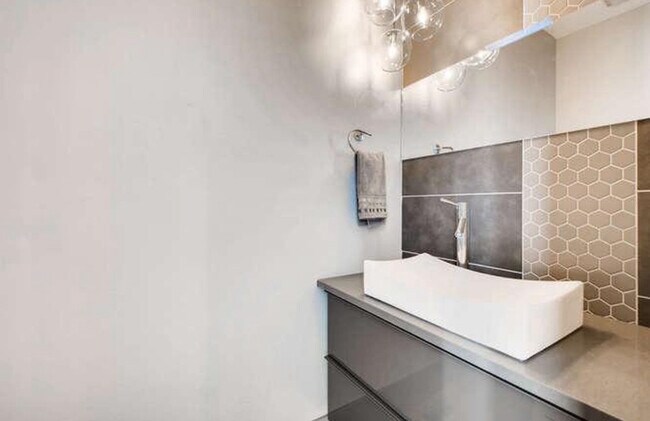 Foto del edificio - 2060 N High St
