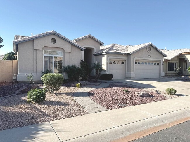 Foto del edificio - Welcome to this stunning 4Bedroom- 2Bath home located in the Vibrant city of Tempe, AZ.