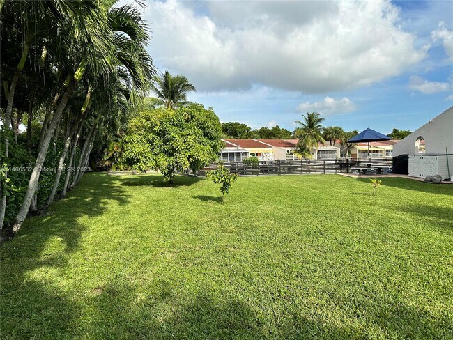 Building Photo - 7200 Jacaranda Ln
