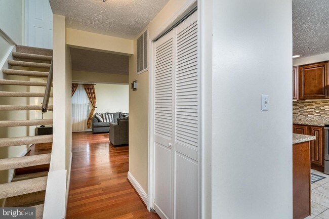 Foto del edificio - 7514 Rain Flower Way