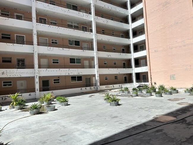 Building Photo - 1750 James Ave