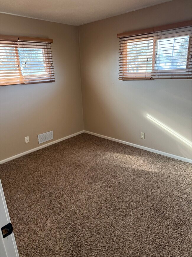 Foto del edificio - 338 E Jewell Ave