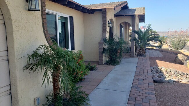Building Photo - Fully Furnished Pool Home Avail Now throug...