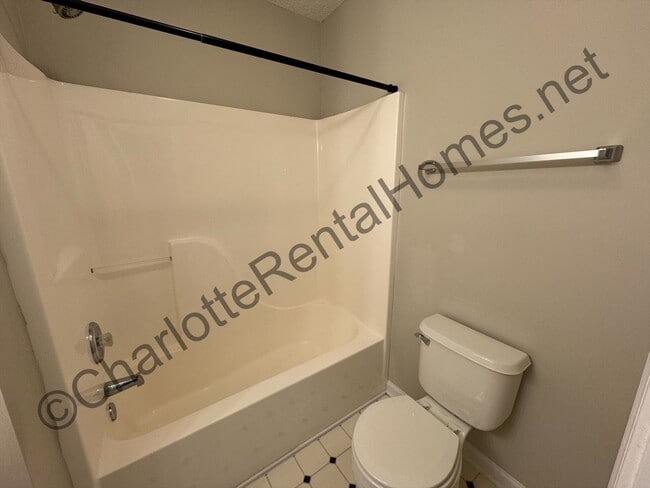 Building Photo - Nice single family home with 3 bedrooms and 2.5 bathrooms