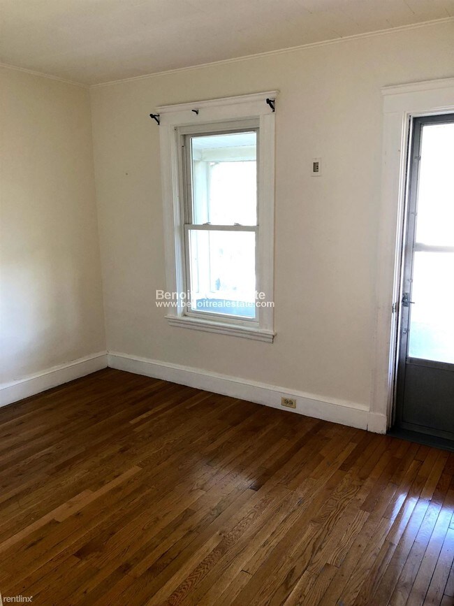 Building Photo - 3 br, 1 bath  - 33 Rose St
