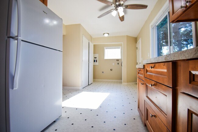 Foto del edificio - 3 Bedroom 1Bath House, Quiet neighborhood with park across the street