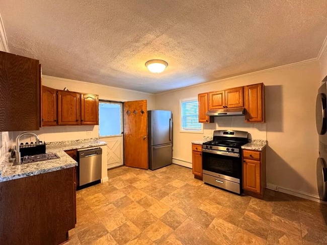 Building Photo - 38 Hunting St