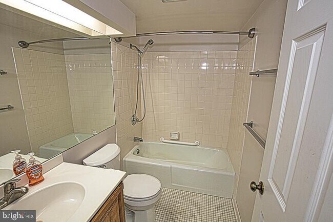 Building Photo - 227 Canal Park Dr