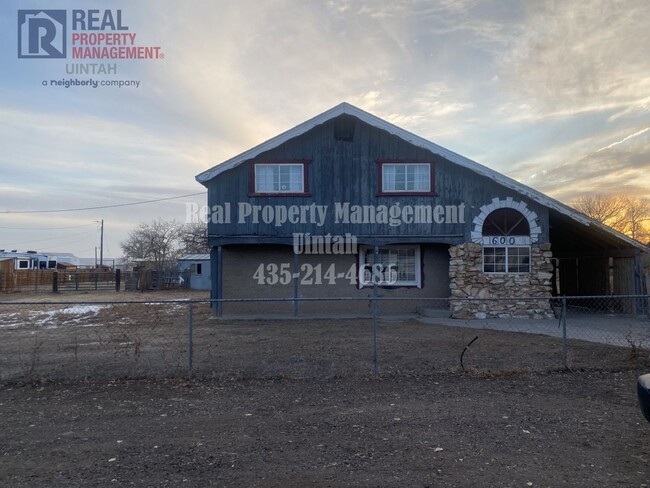 Building Photo - RING IN THE NEW YEAR WITH THIS 4 bedroom 2...