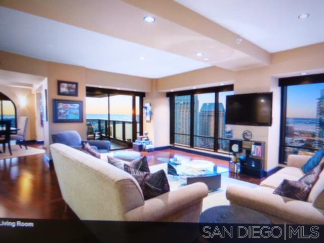 Foto del edificio - 100 W Harbor Dr