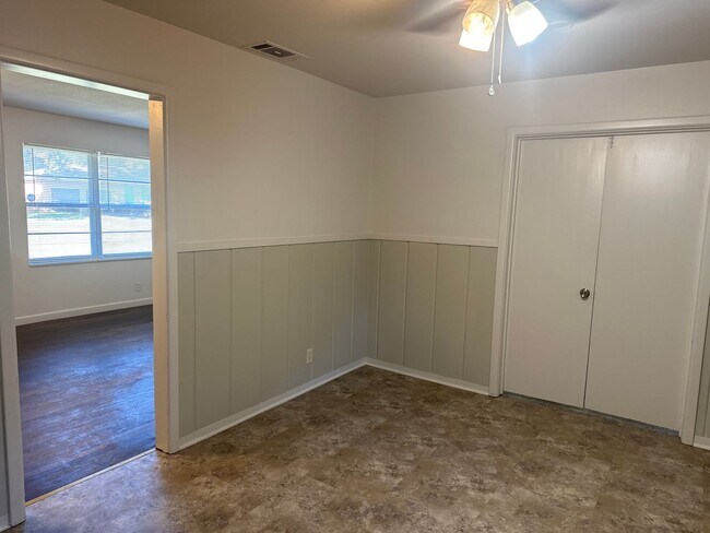 Building Photo - 3 Bedroom Home with Large Backyard near An...