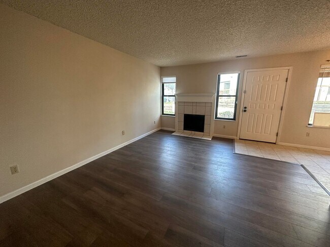 Building Photo - 2 Bed 1.5 bath townhome