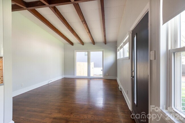 Foto del edificio - 1901 Windham Pl