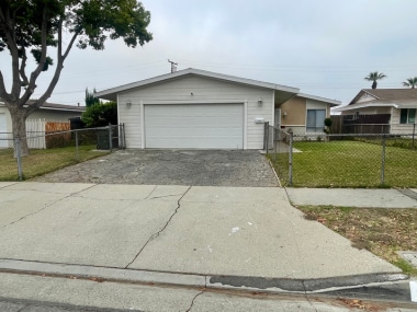 Building Photo - Spacious 4 bed, 3 bath Home featuring TWO ...