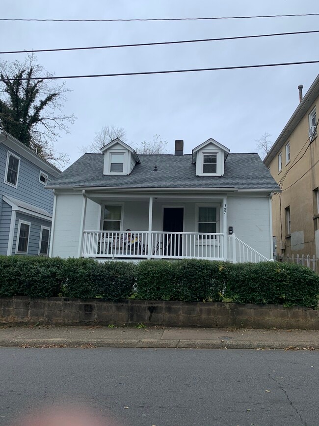 Building Photo - 307 7th St SW