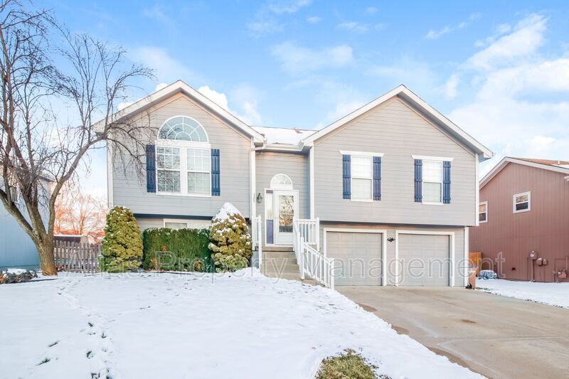 325 S Darrowby Dr, Raymore, MO 64083 House Rental in Raymore, MO