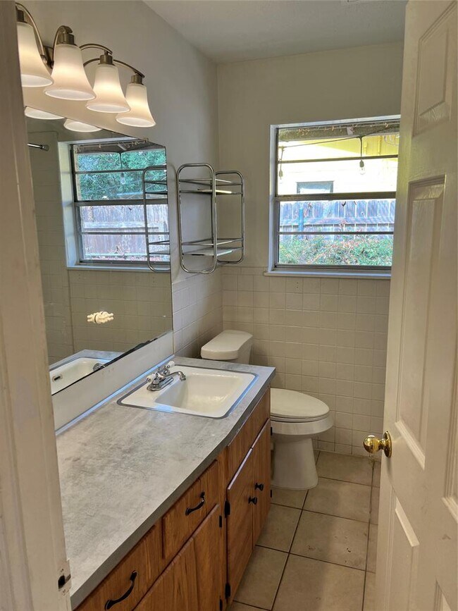 Foto del edificio - 8311 Hathaway Dr