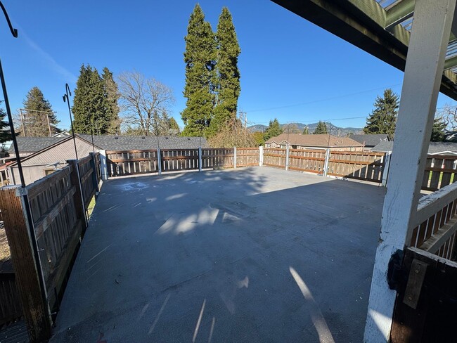 Building Photo - Updated 2-Bedroom Upstairs of Duplex: New ...