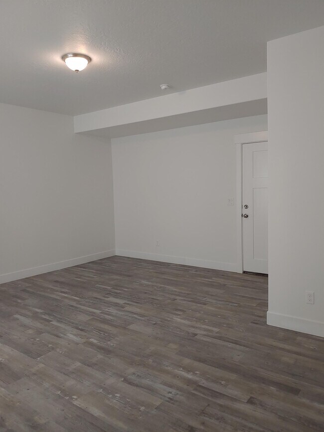 Building Photo - 1335 1590 N