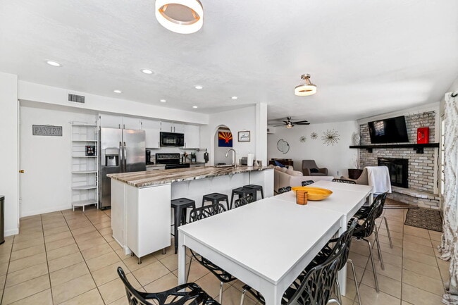 Building Photo - Spacious 5-Bed Scottsdale Home with Pool &...
