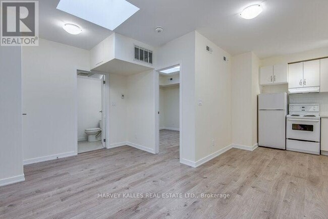 Photo du bâtiment - 1216 St Clair Ave W